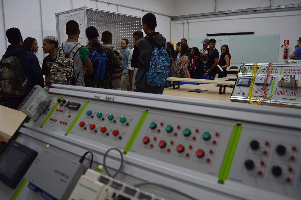 Estudantes da Escola Municipal Ipanema conhecendo os laboratórios do Câmpus